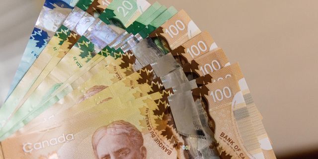 تداول الدولار الكندي على البيانات الاقتصادية