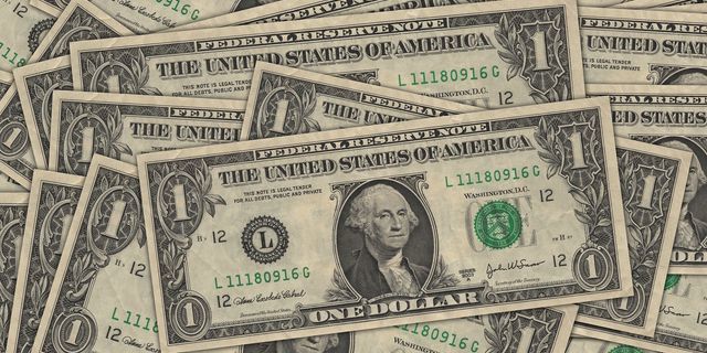 تداول الدولار الأمريكي على خلفية البيانات الهامة