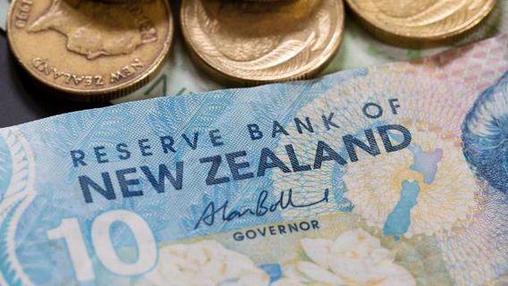 الدولار النيوزيلندي ينزلق إلى أدنى مستوى له في عامين