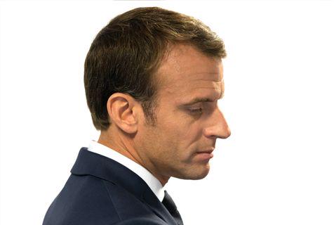  الرئيس الفرنسي يواصل التنازل!
