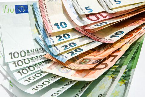 إضافة أوامر شراء جديدة لليورو 