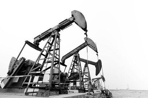 تقرير -  النفط الخام إلى أين؛ بين الإفراج عن مخزون النفط الاستراتيجي واجتماع أوبك ومتحور كورونا الجديد!