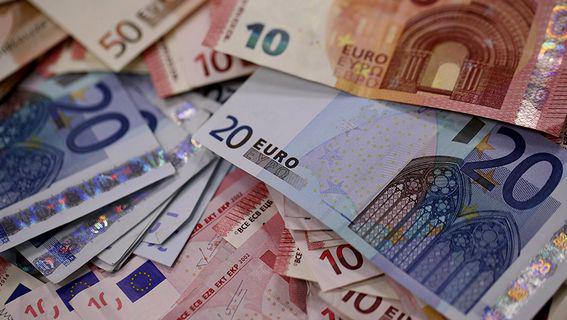 اليورو يتحرك مدفوعاً بالمخاطر السياسية الإيطالية ومؤشر التذبذب يرتفع
