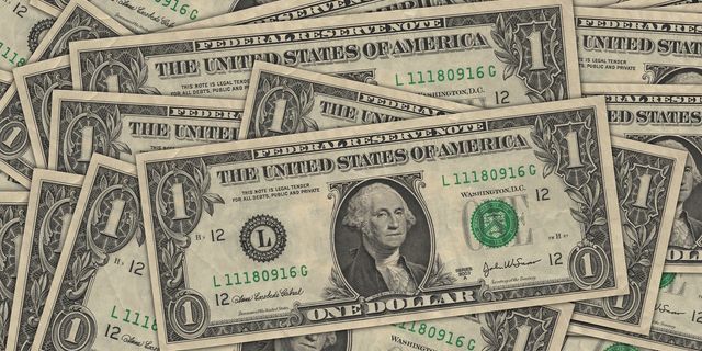 تداول الدولار الأمريكي على البيانات الاقتصادية الهامة 