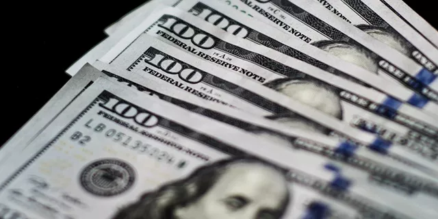 الدولار يواصل انخفاضه مع تحطيم باول آمال صقور الفيدرالي
