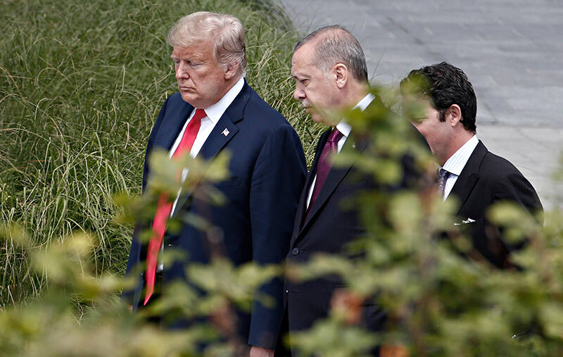 ترامب يهدد بتدمير اقتصاد تركيا إذا تجاوزت الحدود والليرة تنخفض