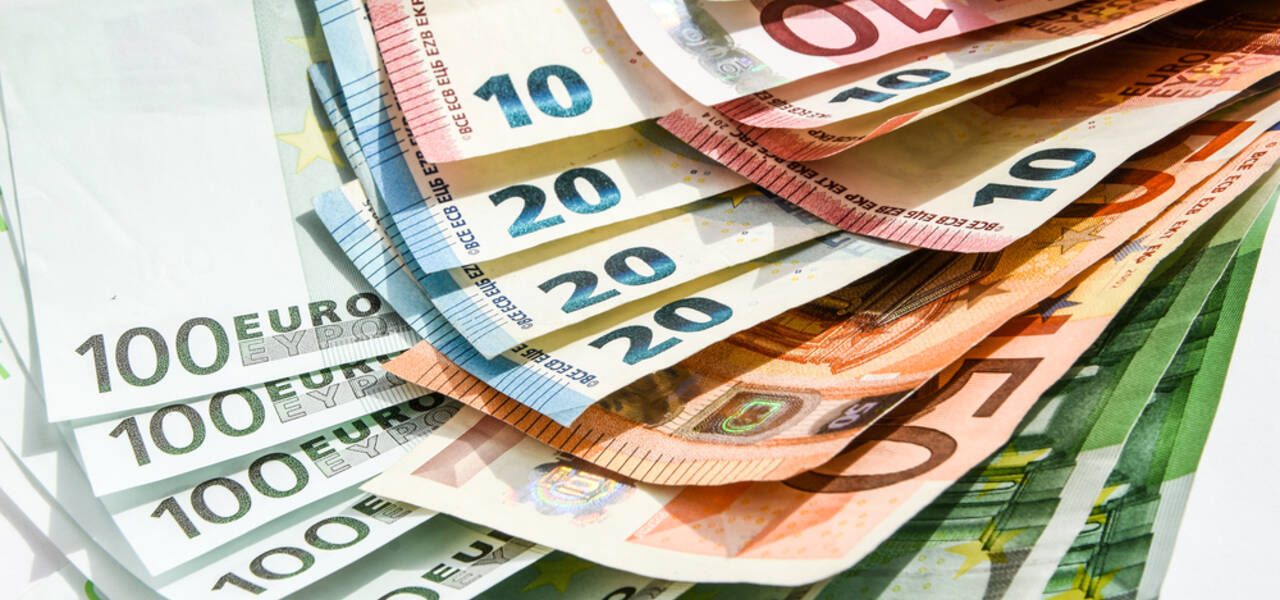 اليورو يستقر دون 1.1600